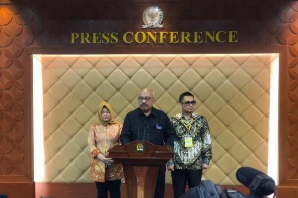 Ketua Fraksi Golkar MPR RI Melchias Markus Mekeng saat konferensi pers usai kegiatan Sarasehan Nasional Fraksi Golkar MPR RI di Komplek Parlemen, Senayan, Jakarta (Foto: M.Habib Saifullah/Katakini.com) 