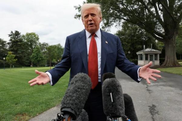 Presiden AS Donald Trump berbicara kepada para wartawan sebelum menaiki Marine One untuk berangkat ke New Jersey, di Gedung Putih, Washington, AS, 1 Agustus 2025. REUTERS 