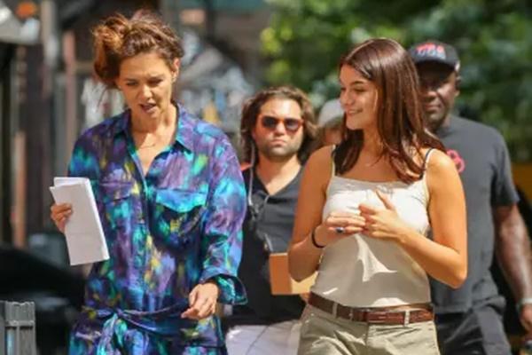 Syuting Film Happy Hours Bersama Joshua Jackson, Katie Holmes Dikunjungi Putrinya Suri. (FOTO: BACKGRID) 