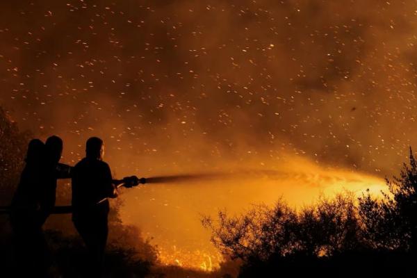 Warga setempat berusaha memadamkan kebakaran hutan di Keratea, dekat Athena, Yunani, 8 Agustus 2025. REUTERS 