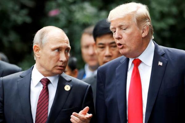Presiden AS Donald Trump dan Presiden Rusia Vladimir Putin berbincang dalam sesi foto keluarga di KTT APEC di Danang, Vietnam, 11 November 2017. REUTERS 