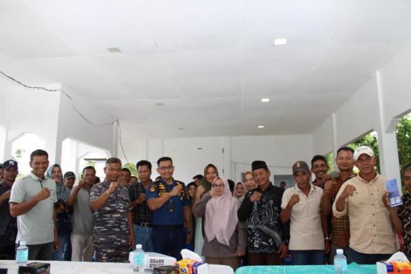Kepala KSOP Meulaboh, Capt. Tri Hananto bersama para nelayan Nagan Raya. Foto: hubla/katakini 
