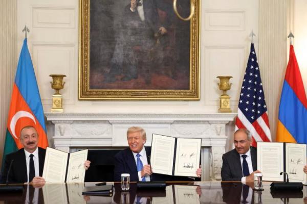 Presiden AS Donald Trump, Presiden Azerbaijan Ilham Aliyev, dan PM Armenia Nikol Pashinyan berpose saat penandatanganan trilateral di Gedung Putih, Washington, 8 Agustus 2025. REUTERS 