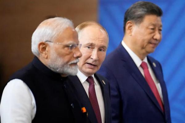 PM India Narendra Modi, Presiden Rusia Vladimir Putin, dan Presiden China Xi Jinping berfoto sebelum sesi pleno KTT BRICS di Kazan, Rusia, Rabu, 23 Oktober 2024. Foto via REUTERS 