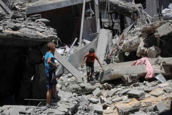 Anak-anak Palestina memeriksa lokasi serangan pagi Israel terhadap sebuah rumah, di Kota Gaza, 8 Agustus 2025. REUTERS 