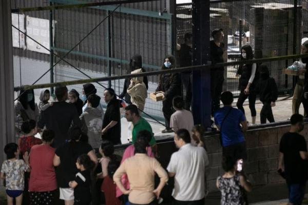 Para migran, yang tiba dengan penerbangan deportasi dari AS, berdiri di Pusat Bantuan Sementara untuk Migran, di Puntarenas, Kosta Rika, 26 Februari 2025. REUTERS 