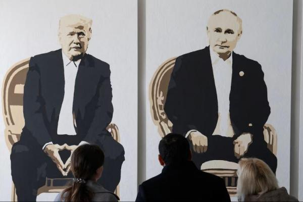 Pengunjung berdiri di depan fragmen karya seni yang menggambarkan Presiden AS Donald Trump dan Presiden Rusia Vladimir Putin di sebuah galeri seni di Taman Livadia di Yalta, Krimea, 8 Februari 2025. REUTERS 