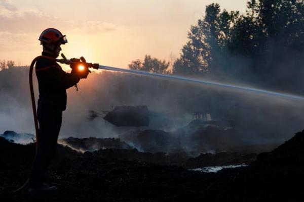 Siluet seorang petugas pemadam kebakaran terlihat saat melakukan operasi penyelamatan di tengah lahan yang hangus terbakar di dekat Saint-Laurent-de-la-Cabrerisse, Prancis selatan, 7 Agustus 2025. REUTERS 