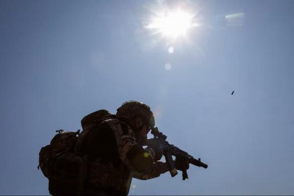 Seorang prajurit dari Brigade Mekanis Terpisah ke-115 Angkatan Bersenjata Ukraina menghadiri pelatihan di sela-sela misi tempur di sebuah tempat latihan, di wilayah Kharkiv, Ukraina, 9 Agustus 2025. REUTERS 