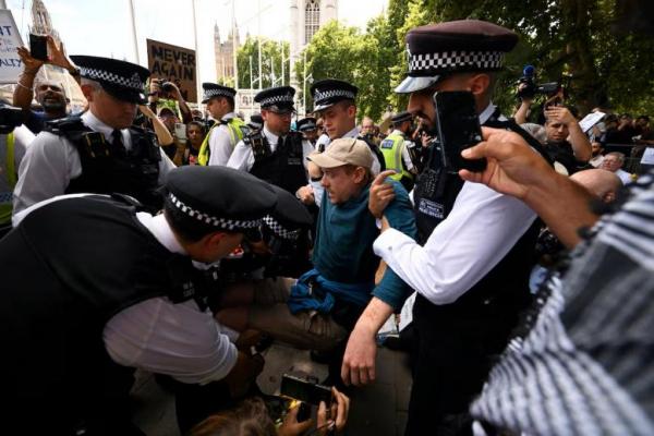Petugas polisi menahan seorang demonstran dalam unjuk rasa yang diselenggarakan oleh Defend Our Juries, di Parliament Square, London, Inggris, 9 Agustus 2025. REUTERS 