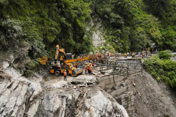 Pemandangan drone yang memperlihatkan petugas Organisasi Jalan Perbatasan dan Pasukan Tanggap Bencana Negara sedang berusaha membangun jembatan darurat di Gangnani, Uttarakhand, India, 8 Agustus 2025. REUTERS 