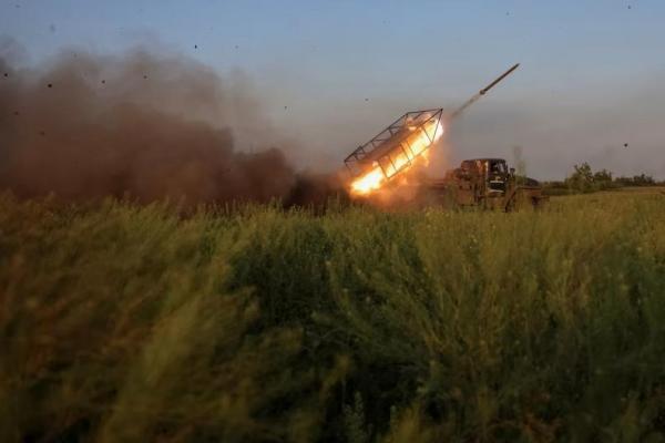Prajurit Brigade Lintas Udara Terpisah ke-25 Angkatan Bersenjata Ukraina menembakkan sistem peluncur roket ganda BM-21 Grad ke arah pasukan Rusia, di dekat kota garis depan Pokrovsk, di wilayah Donetsk, Ukraina, 8 Juni 2025. REUTERS 