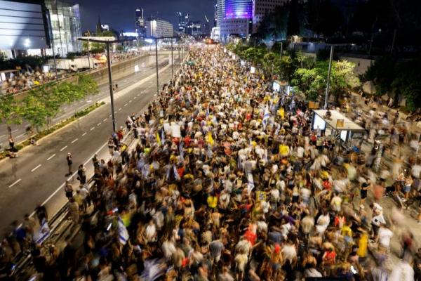 Demonstran menghadiri protes menuntut pembebasan segera para sandera yang diculik oleh Hamas dan diakhirinya perang, di Tel Aviv, Israel, 9 Agustus 2025. REUTERS 