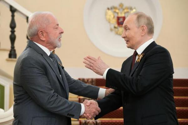 Presiden Rusia Vladimir Putin menyapa Presiden Brasil Luiz Inacio Lula da Silva di Moskow, Rusia, 9 Mei 2025. Handout via REUTERS 