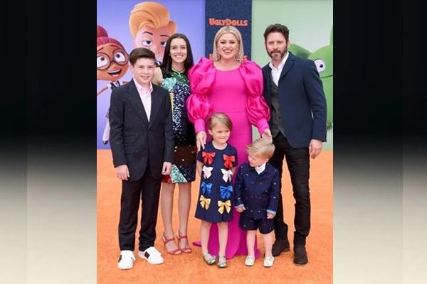 Kelly Clarkson adalah ibu tiri bagi anak-anak Brandon Blackstock dari pernikahan pertamanya, Savannah dan Seth. Pasangan ini memiliki seorang putri, River, dan seorang putra, Remy (depan). (FOTO: FILMMAGIC) 