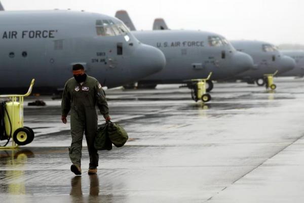 Seorang tentara AS terlihat di depan pesawat angkut C-130 di Pangkalan Angkatan Udara AS Yokota di Fussa, di pinggiran Tokyo, Jepang, 21 Mei 2020. REUTERS 