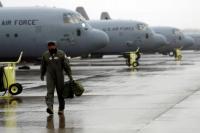 Seorang tentara AS terlihat di depan pesawat angkut C-130 di Pangkalan Angkatan Udara AS Yokota di Fussa, di pinggiran Tokyo, Jepang, 21 Mei 2020. REUTERS