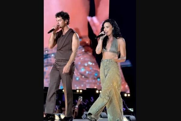 Joe Jonas dan Demi Lovato manggung bareng di Camp Rock, Minggu (10/8/2025). (FOTO: BACKGRID) 