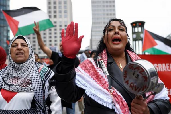 Orang-orang berunjuk rasa menentang Israel dan bersolidaritas dengan anak-anak Palestina di Gaza, di Potsdamer Platz, Berlin, Jerman, 3 Agustus 2025. REUTERS 