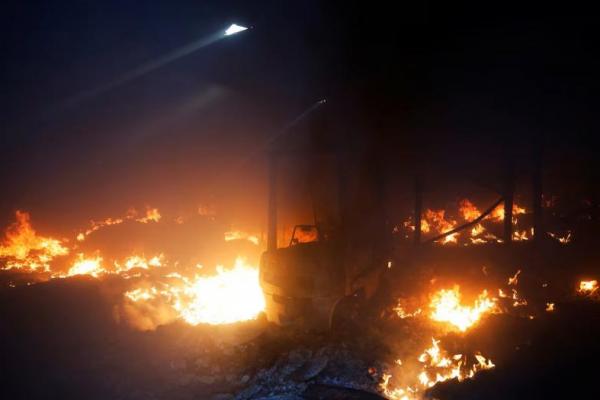 Sebuah gudang terbakar dalam kebakaran hutan di Cubo de Benavente, Spanyol, 11 Agustus 2025. REUTERS 