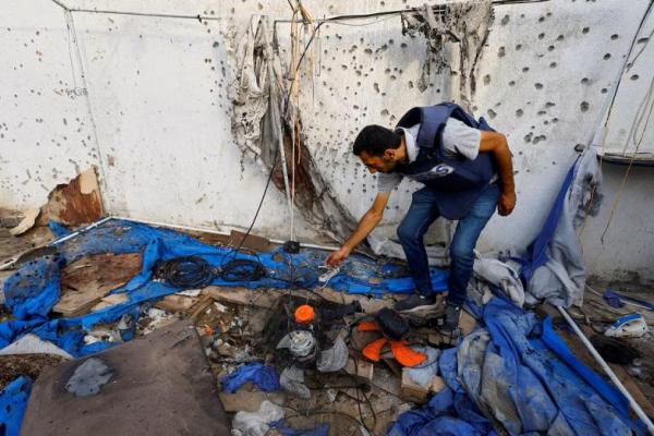 Seorang awak media memeriksa kerusakan di lokasi serangan Israel terhadap sebuah tenda dekat Rumah Sakit Shifa tempat jurnalis Al Jazeera tewas, di Kota Gaza, 11 Agustus 2025. REUTERS 