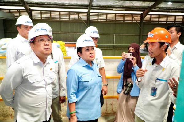 Kepala Badan Pangan Nasional/National Food Agency (NFA)  Arief Prasetyo Adi bersama Ketua Komisi IV DPR RI, Siti Hediati Hariyadi saat meninjau Gudang Bulog Panaikang, Sulawesi Selatan,Senin (11/8/2025). (foto:NFA) 