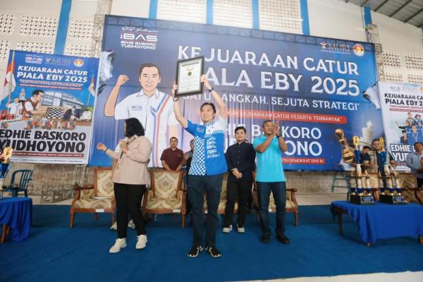  Wakil Ketua MPR RI Edhie Baskoro Yudhoyono (Ibas/EBY) mengangkat piagam penghargaan MURI Kejuaraan Catur Piala EBY 2025 bertajuk Satu Langkah Sejuta Strategi (Foto:Humas MPR) 