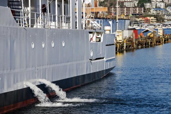 Proses pembuangan air ballast kapal. Foto: getty emage 