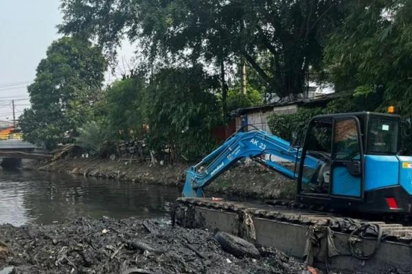 Suku Dinas Sumber Daya Air (SDA) Jakarta Barat mengeruk Kali Kamal di Tegal Alur, Kalideres untuk mengantisipasi luapan kali tersebut, khususnya ketika sedang hujan (Foto: ANTARA/Risky Syukur) 