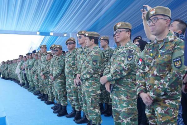Jajaran menteri Kabinet Merah Putih era kepemimpinan Presiden Prabowo Subianto dalam Upacara Gelar Pasukan dan Kehormatan Militer di Lapangan Udara (Lanud) Suparlan Pusdiklatpassus Batujajar, Bandung, Jawa Barat (Foto: Humas Kemendes PDT) 