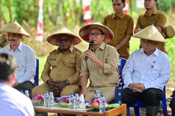 Mendes PDT Yandri Susanto saat kunjungan kerja ke Kampung Bumi Raya, Distrik Nabire Barat, Kabupaten Nabire, Provinsi Papua Tengah (Foto: Humas Kemendes PDT) 