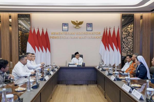 Menteri Koordinator Bidang Pemberdayaan Masyarakat (Menko PM) Abdul Muhaimin Iskandar atau Cak Imin saat menerima kunjungan dari romo dan suster yang tergabung dalam Konferensi Waligereja Indonesia (KWI) di Kantor Kemenko PM, Jakarta (Foto: Humas Kemenko PM) 