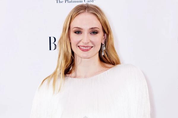 Sophie Turner tak Mengira Lambaian Tangannya Akhiri Pertunangan Pasangan Selebriti Terkenal. (FOTO: GETTY IMAGE) 