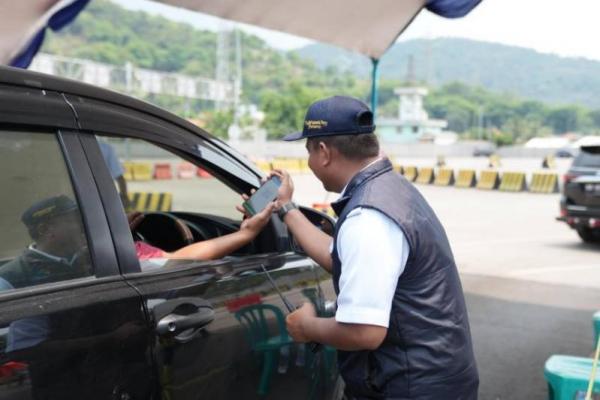 Pemeriksaan manifest angkutan penumpang sebelum memasuki kapal penyeberangan. Foto: asdp/katakini 