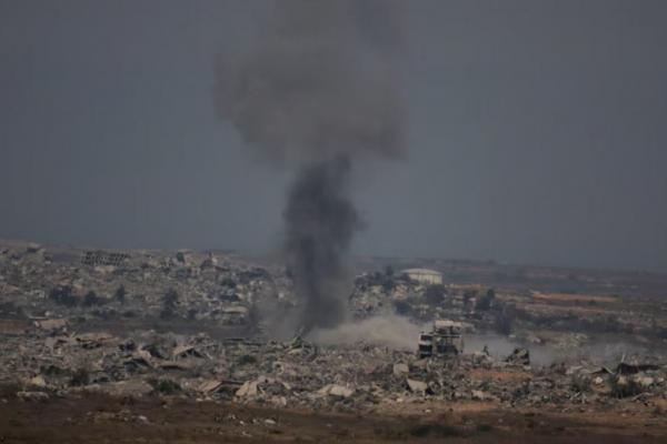 Asap mengepul setelah serangan udara Israel di Gaza utara, terlihat dari perbatasan Israel dengan Gaza, Israel, 12 Agustus 2025. REUTERS 