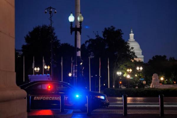 Sebuah kendaraan penegak hukum berdiri di depan Stasiun Union dekat Gedung Capitol AS di Washington, AS, 11 Agustus 2025. REUTERS 