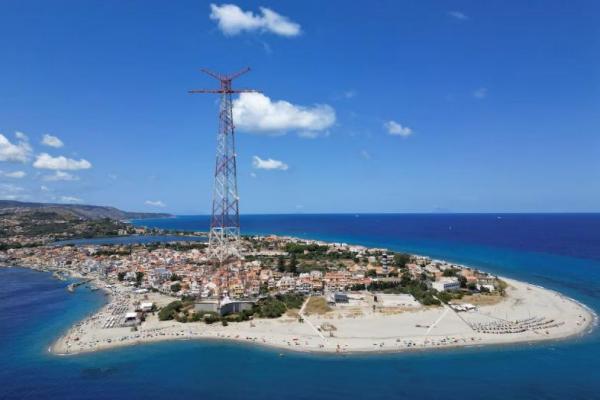Pemandangan drone menunjukkan pantai Sisilia yang terlihat di seberang Selat Messina, bagian dari lokasi pembangunan jembatan yang menghubungkan Sisilia ke daratan Italia, di Messina, Italia, 6 Agustus 2025. REUTERS 