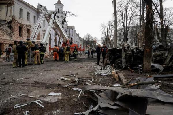 Anggota layanan darurat bekerja di lokasi serangan rudal Rusia, di tengah serangan Rusia terhadap Ukraina, di Sumy, Ukraina, 13 April 2025. REUTERS 