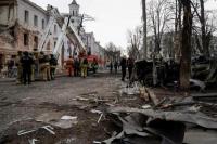 Anggota layanan darurat bekerja di lokasi serangan rudal Rusia, di tengah serangan Rusia terhadap Ukraina, di Sumy, Ukraina, 13 April 2025. REUTERS