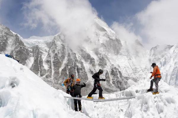Pendaki gunung berlatih berjalan di atas tangga selama sesi latihan di base camp Everest, Nepal, 15 April 2025. REUTERS 