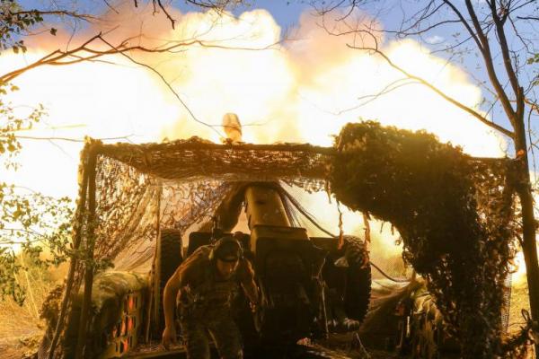 Seorang prajurit dari Brigade Serangan Lintas Udara Terpisah ke-82 Angkatan Bersenjata Ukraina menembakkan howitzer D-30 ke arah pasukan Rusia, di wilayah Donetsk, Ukraina, 5 Agustus 2025. REUTERS 