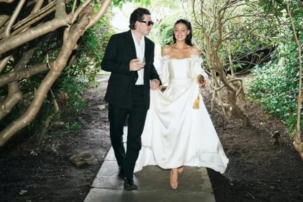 Nicola Peltz dan Brooklyn Beckham melakukan pembaruan janji pernikahan, Minggu (10/8/2025). (FOTO: INSTAGRAM) 