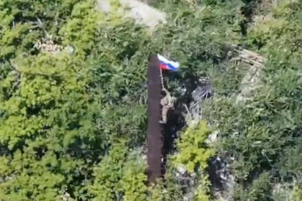 Gambar diam diambil dari rekaman yang dirilis oleh Kementerian Pertahanan Rusia saat tentara Rusia mengibarkan bendera setelah perebutan permukiman Yablunivka di wilayah Donetsk, Ukraina, 12 Agustus 2025. Handout via REUTERS 