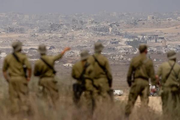 Tentara Israel mengamati bangunan-bangunan yang hancur di Jalur Gaza utara saat mereka berdiri di sebuah titik pengamatan di Israel pada 13 Agustus 2025. (FOTO: GETTY IMAGE) 