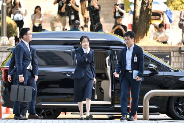 Mantan ibu negara Korea Selatan, Kim Keon Hee, istri mantan presiden yang dimakzulkan, Yoon Suk Yeol, tiba di Pengadilan Distrik Pusat Seoul, di Seoul, Korea Selatan, 12 Agustus 2025. Foto via REUTERS 