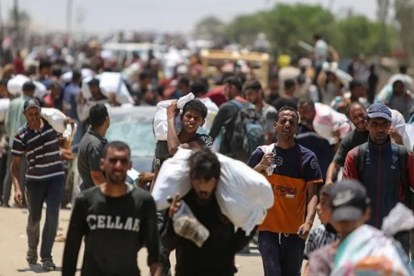 Warga Palestina mengumpulkan pasokan bantuan dari GHF yang didukung AS, di Rafah, Jalur Gaza selatan, 9 Juni 2025. (FOTO: REUTERS) 