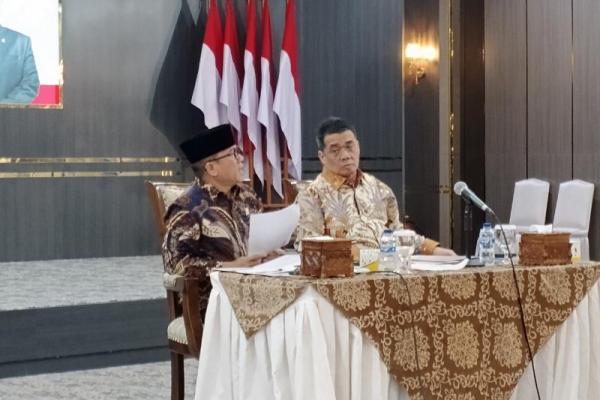 Menteri Desa dan Pembangunan Daerah Tertinggal, Yandri Susanto (kiri) dan Wamendes PDT, Ahmad Riza Patria (kanan) saat memberikan keterangan pers di Jakarta (Foto: Vaza/Katakini.com) 