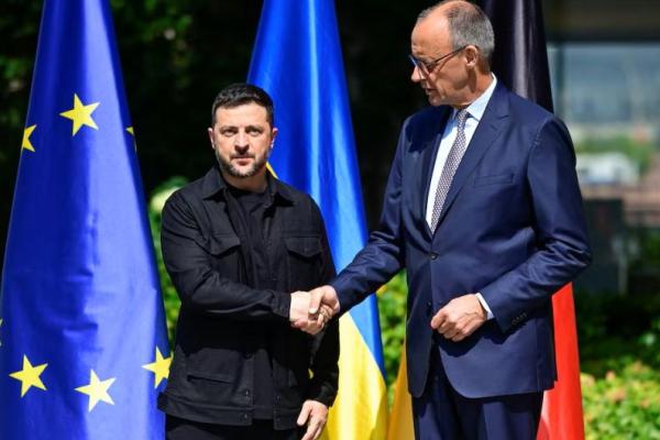 Presiden Ukraina Volodymyr Zelensky disambut oleh Kanselir Jerman Friedrich Merz setibanya di taman kanselir di Berlin, pada 13 Agustus 2025. Foto via REUTERS 