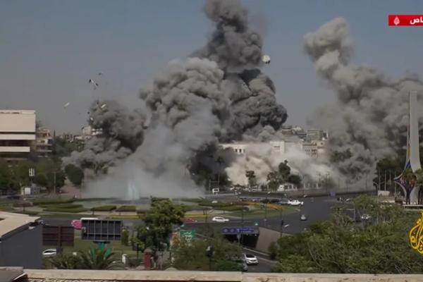 Laporan langsung Al Jazeera Arabic menangkap serangan Israel yang menghantam markas militer Suriah di pusat kota Damaskus pada 16 Juli 2025. (FOTO: AL JAZEERA) 