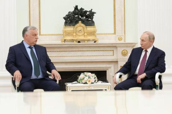 Presiden Rusia Vladimir Putin dan Perdana Menteri Hongaria, Viktor Orban, menghadiri pertemuan di Kremlin di Moskow, Rusia, 5 Juli 2024. Sputnik via REUTERS 